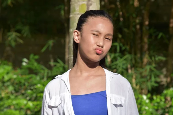 Uma Menina Filipina Piscando — Fotografia de Stock