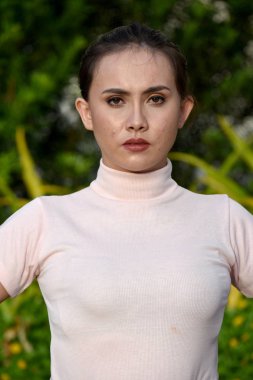 Ciddi genç Filipina kişi