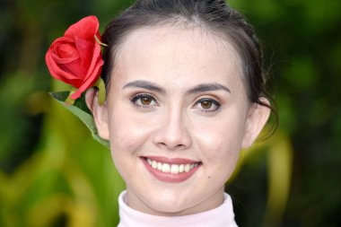 Gülümseyen genç çeşitli kadın