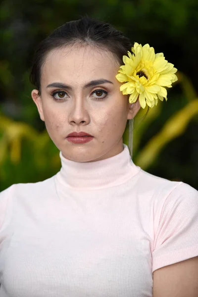 Hembra Adulta Filipina Sin Emociones Con Flores — Foto de Stock