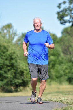 Mutlu Yaşlı Kişi Parkta Jogging