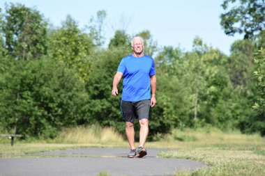 Gülümseyen Yaşlı Erkek Kıdemli Parkta Yürüyen Spor Ayakkabı Giyiyor