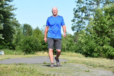 Mutlu Eski Kıdemli Büyükbaba Spor Ayakkabı Egzersiz Giyen