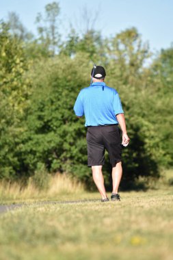 Yetişkin Erkek Atlet Golf Club Yürüyüş ile Outdoors