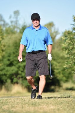 Golf Sahası Golf Kulübü ile Happy Athletic Man