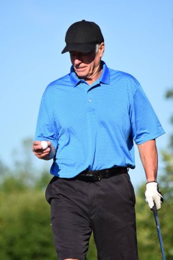 Unemotional Erkek Golfçü Atletik Adam Golf Club ile