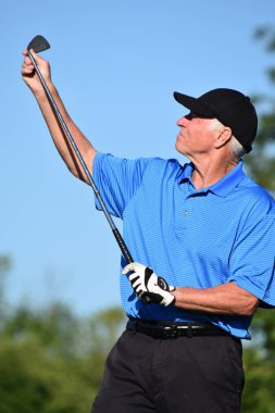 Golf Kulübü ile Ciddi Atletik Adam