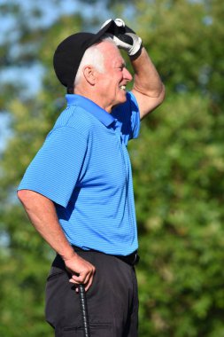 Golf Kulübü ile Athletic Man Sunny Day