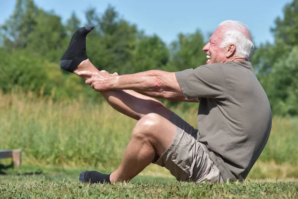 Ordu Kıdemli Erkek Veteran Stretching — Stok fotoğraf