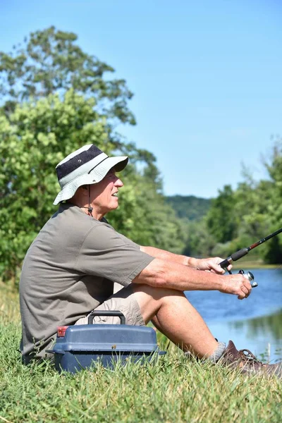 Velho Sénior Masculino Pescador Relaxando Com Rod Carretel Livre — Fotografia de Stock