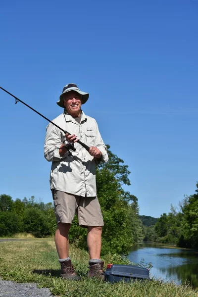 Feliz Velho Aposentado Adulto Masculino Pescador Com Pesca Rod Livre — Fotografia de Stock