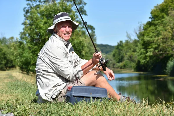 Pensionato Maschio Pescatore Sorridente Con Canna Pesca All Aperto — Foto Stock