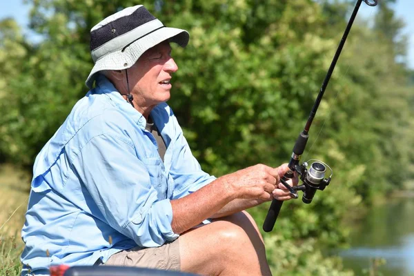 Sério Aposentado Masculino Pescador Com Pesca Rod Livre — Fotografia de Stock