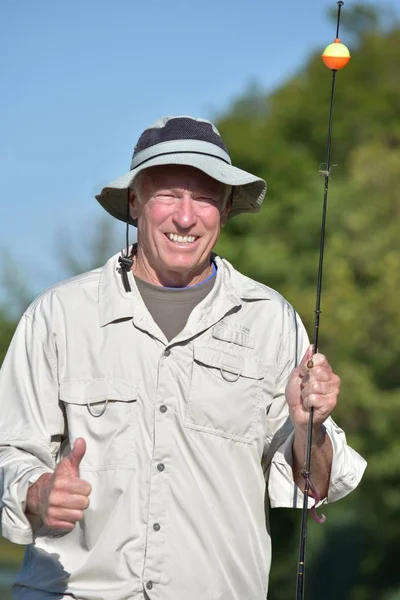 Sénior Adulto Masculino Pescador Com Polegares Com Pesca Rod — Fotografia de Stock