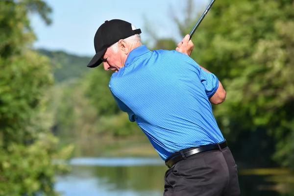 Atletische Man Trainen Met Golf Club Golfen — Stockfoto