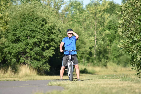 Adulto Masculino Atleta Sunny Day Bicicleta — Fotografia de Stock