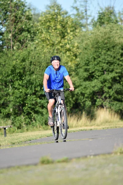 Atleta Retiree Hombre Ciclista Felicidad Ejercicio — Foto de Stock