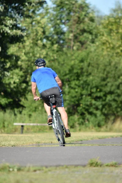 Adulto Atleta Masculino Haciendo Ejercicio Bicicleta Montar — Foto de Stock