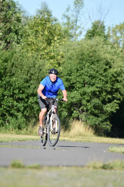 Ansioso Atleta Retiree Ciclista Masculino — Foto de Stock
