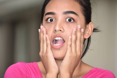 Bir Ürkmüş Genç Kız