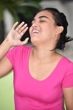 Güzel bir kız gülerek