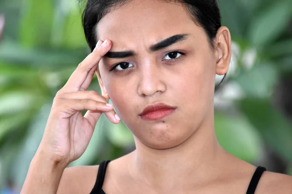 Uma Jovem Mulher Pensando — Fotografia de Stock