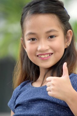 Başparmak yukarıya ile minyon kız