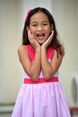 Petite farklı kişi şaşırttı