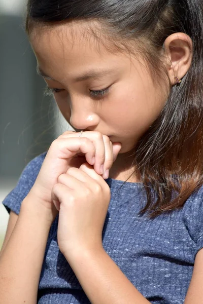 Mutsuz genç Filipina kadın çocuk