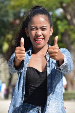 Başparmak yukarıya ile Genç Yetişkin kadın