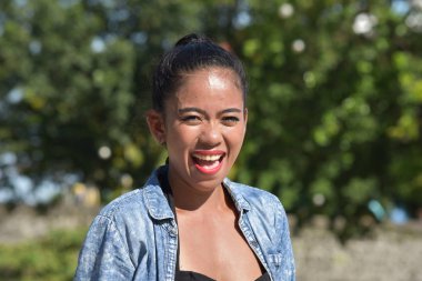 Farklı bir kadın gülüyor