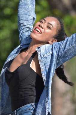 Eğlenceli genç çeşitli kadın