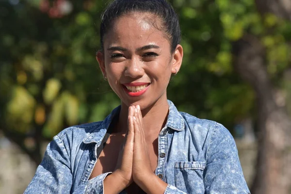 Młoda Kobieta Filipina Modlitwie — Zdjęcie stockowe