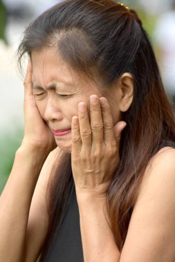 Çeşitli kadın kıdemli ve üzüntü