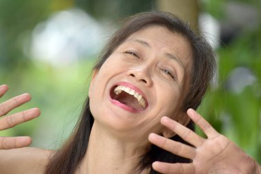 Filipina kadın kıdemli gülüyor