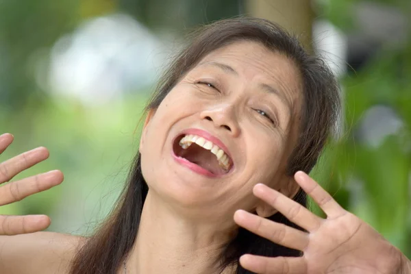 Сміючись Філіппінкі Жінки Старший — стокове фото