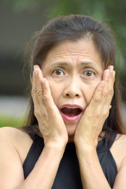 Sürpriz kadın kıdemli Büyükanne