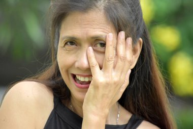 Kadın kıdemli ve utangaçlık