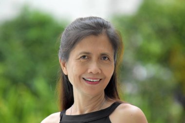 Çeşitli gülümseyen kadın kıdemli