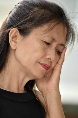 Üzgün kadın kıdemli Büyükanne