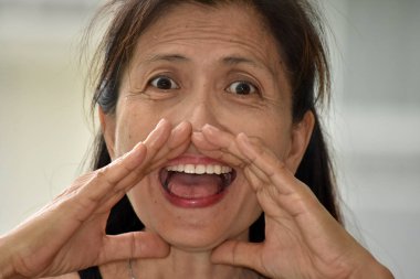 Filipina kadın kıdemli bağırarak