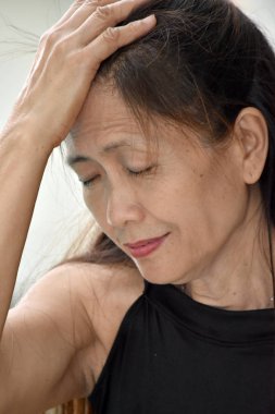 Mutsuz kadın kıdemli Büyükanne