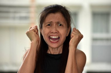 Asyalı kadın kıdemli stres altında