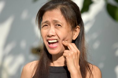 Diş ağrısı ile eski Filipina Büyükanne