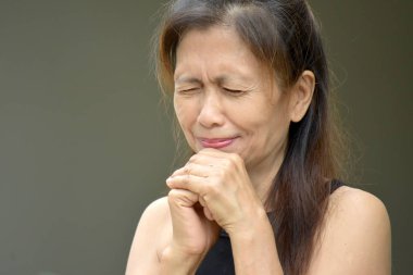 Ağlayan yaşlı Asya Büyükanne