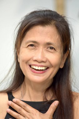 Minnettar bir kadın kıdemli