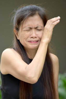 Gözü yaşlı emekli azınlık kadın kıdemli