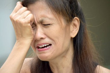 Gözü yaşlı kadın kıdemli Büyükanne