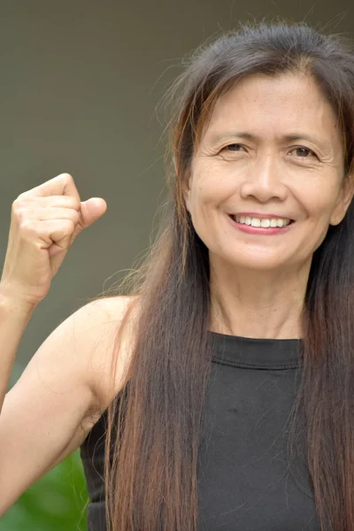 Gurur eski Filipina Büyükanne