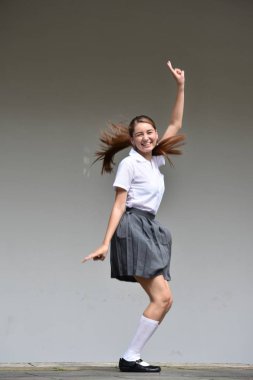 Şirin Kolombiyalı kadın ve mutluluk ayakta